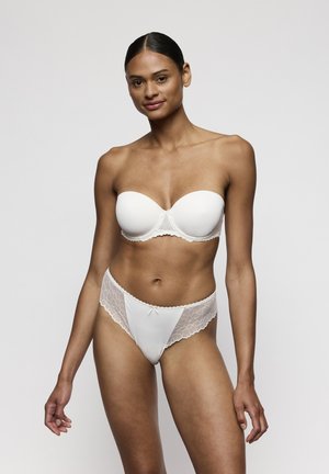 Witte strapless beha met kanten rand en bijpassende witte slip met kanten zijkanten en een strikaccent aan de voorkant. Glad stof, zachte textuur.