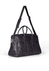 Svart lær duffelbag med korte håndtak, et langt justerbart rem, og minimale søm detaljer. Glatt tekstur og rektangulær form.