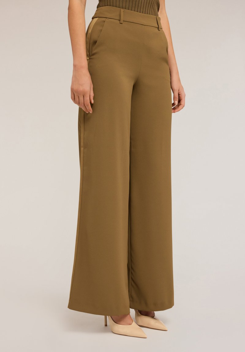 Brede broek in olijfgroen, gemaakt van een gladde stof. Heeft een hoge taille, zijzakken en een gepaste pasvorm.