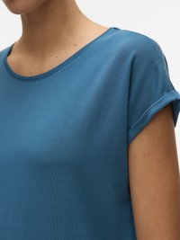 Tricou albastru cu mânecă scurtă, cu decolteu rotund și mâneci răsucite. Fabricat dintr-un material neted și ușor, cu un design simplu.