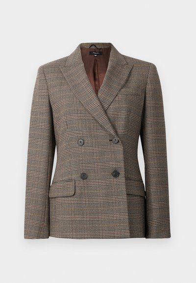 Brązowy i beżowy dwurzędowy żakiet w kratę z czterema czarnymi guzikami i kieszeniami z klapami, zaprezentowany na białym tle.