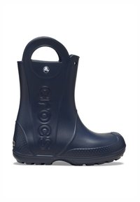 Stivale in gomma blu navy con punta arrotondata, suola testurizzata e grande manico circolare. Il logo "Crocs" è impresso sul davanti.