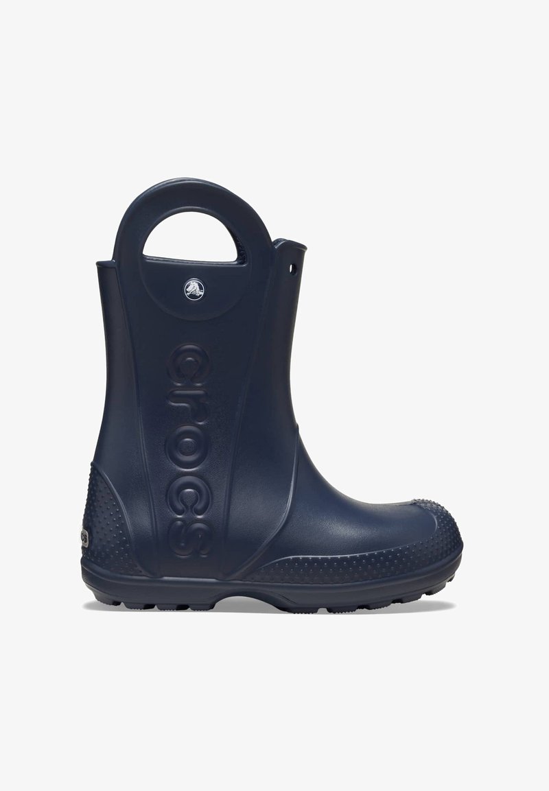 Botte en caoutchouc bleu marine avec une pointe arrondie, semelle extérieure texturée et grande poignée circulaire. Le logo "Crocs" est embossé à l'avant.