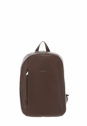 Sac à dos en cuir marron avec une surface texturée, un dessus arrondi, une poche avant zippée et une poignée supérieure pour le transport. Design minimaliste avec logo.
