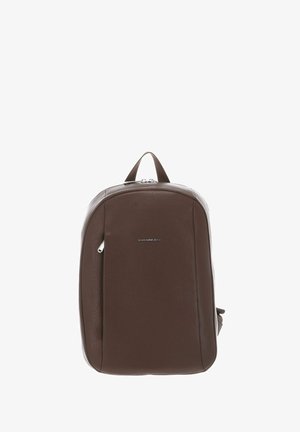 Sac à dos en cuir marron avec une surface texturée, un dessus arrondi, une poche avant zippée et une poignée supérieure pour le transport. Design minimaliste avec logo.