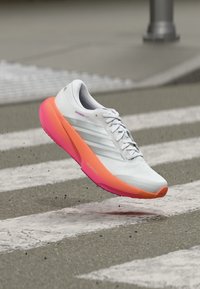 Επιλέχθηκε, footwear white/silver-coloured metallic/lucid pink