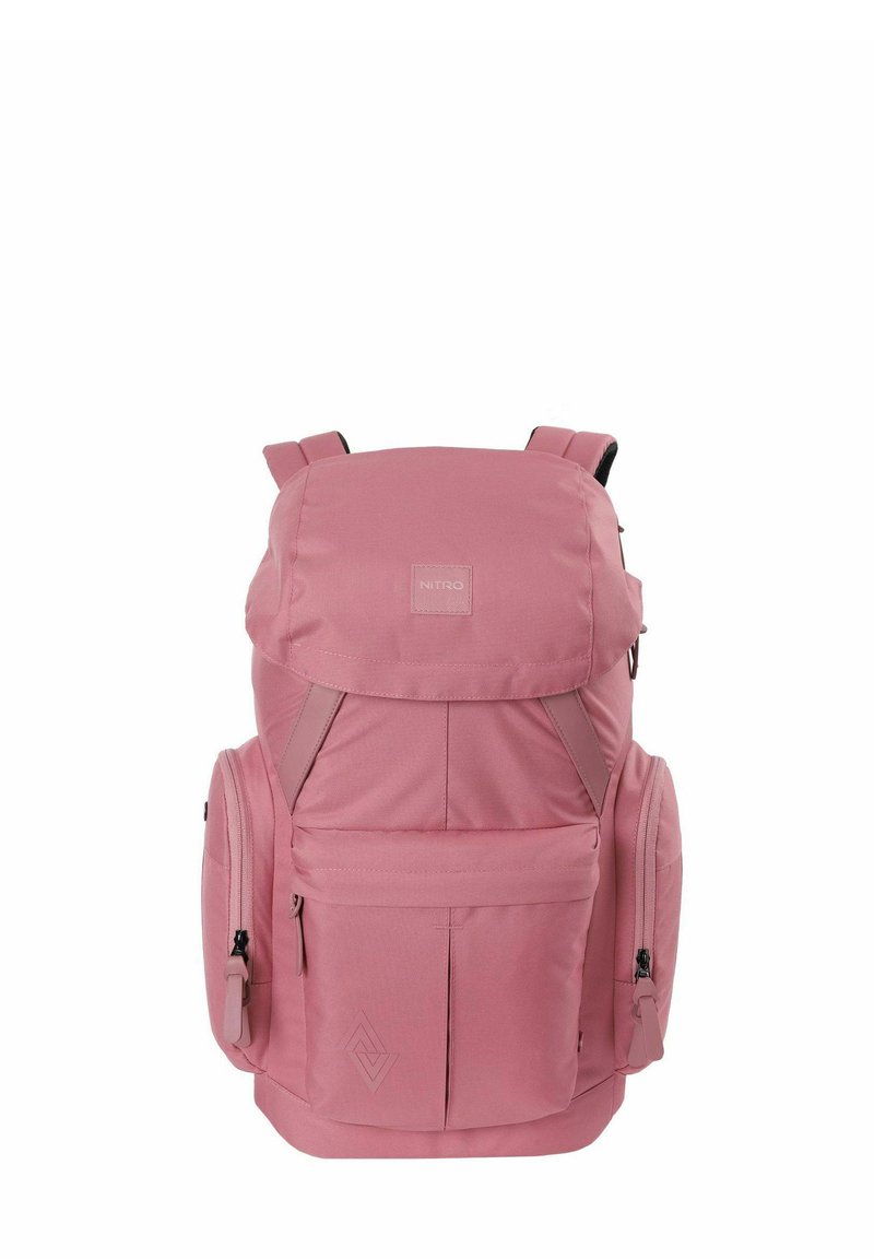 Mochila rosa con una solapa superior acolchada, dos bolsillos laterales, correas ajustables y un tejido texturizado que presenta un logo. Múltiples compartimentos para almacenamiento.