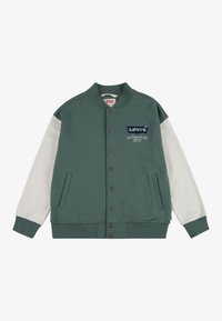 Giacca felpa verde con maniche bianche, chiusura con bottoni, tasche laterali e logo Levi's ricamato blu sul petto.