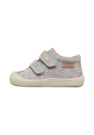 Chaussure grise pour tout-petit avec imprimé floral coloré, deux sangles à velcro, semelle blanche texturée, et une étiquette "Barefoot" sur le côté.