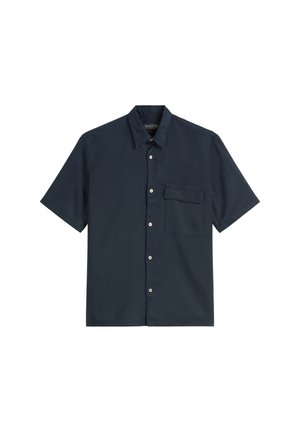 Granatowa koszula z krótkim rękawem wykonana z lekkiego materiału, z kołnierzykiem zapinanym na guziki, kieszenią na piersi oraz z przodem zapinanym na białe guziki.