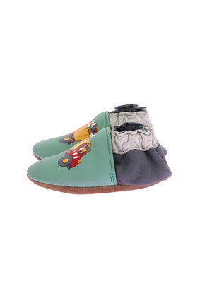 Chaussures en cuir vert et gris avec une texture douce, présentant un design de tracteur cartoon et des bords élastiques pour un enfilage facile.