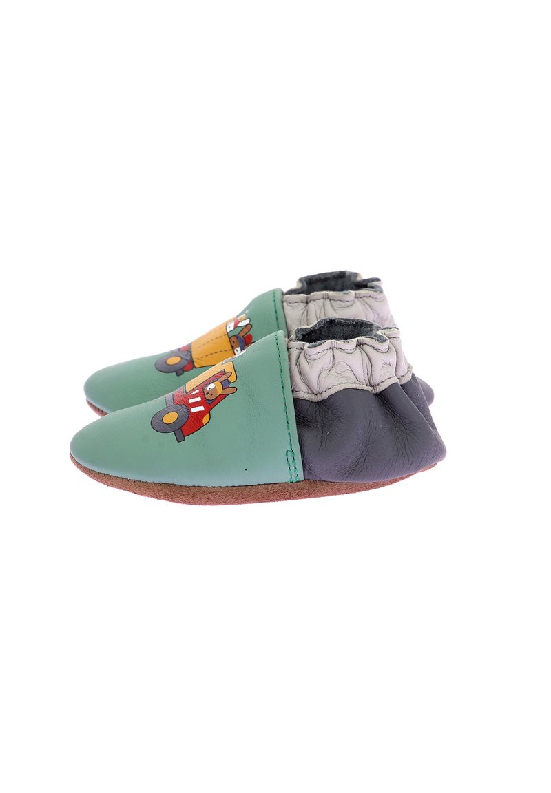 Leren schoenen in groen en grijs met een zachte textuur, voorzien van een cartoontractorontwerp, en met elastische bovenkanten voor gemakkelijk aan- en uittrekken.