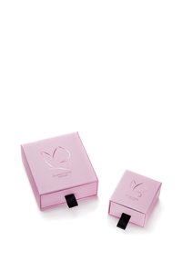 Dos cajas de regalo rosas con un acabado brillante; la caja más grande tiene un logo de mariposa y una pestaña negra, la caja más pequeña refleja los elementos de diseño.