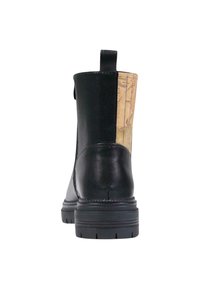 Botín negro de cuero hasta el tobillo con un diseño texturizado de mapa en la parte posterior. Cuenta con una tira de agarre y suela de goma gruesa para mayor tracción.