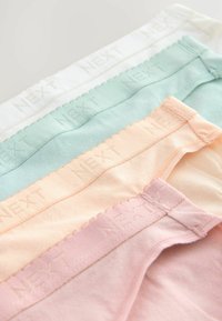 Četiri para donjeg rublja u pastelnoj boji izrađena od mekog pamučnog materijala. Boje uključuju bijelu, mint zelenu, breskvastu i svijetlu roza s teksturiranim pojasom.