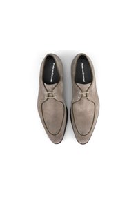 Scarpe eleganti in suede grigio con una texture liscia, forma allungata e cuciture a contrasto discreto lungo i bordi. Presentano lacci e una soletta con logo.