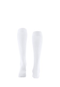 Een paar eenvoudige witte kniekousen, van achteren weergegeven op een witte achtergrond.