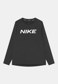 Czarna, długorękawowa koszulka sportowa z białym logo NIKE umieszczonym na środku klatki piersiowej, okrągłym dekoltem i widocznym szwem wzdłuż rękawów i boków.