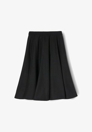 Czarna spódnica w kształcie litery A z plisami, wykonana z miękkiego materiału. Posiada dopasowany pas i płynny krój. Gładka tekstura bez widocznych wzorów.