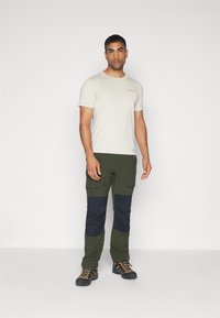 Columbia LANDROAMER™ UTILITY PANT II - Hlače za otvoreno - greenscape/black