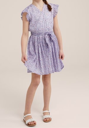 Vestido floral morado con mangas cortas con volantes, cintura ceñida y detalle de lazo. Combinado con sandalias blancas con diseño floral.