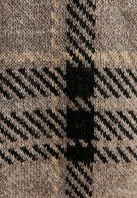 Tessuto a maglia in beige, marrone e nero con un motivo a croce di gallo. Texture morbida con sfumature diverse e materiale di lana fine.