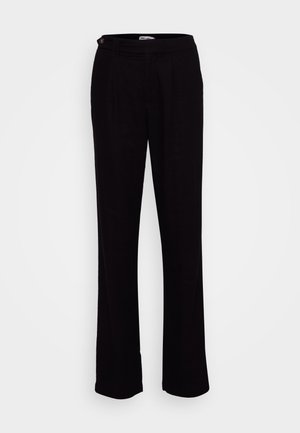 Pantaloni neri a gamba dritta con una texture liscia, dettaglio plissettato sul davanti e chiusura con bottone in vita. Senza motivi o accenti visibili.