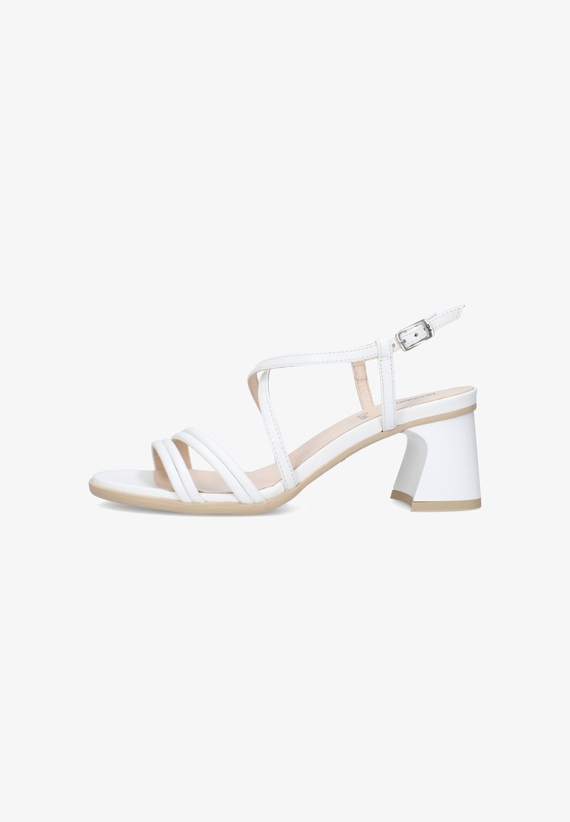 Sandale blanche pour femme à bout ouvert avec trois brides avant, bride à la cheville avec boucle et talon bloc moyen sur fond neutre.