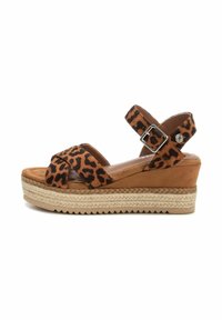 Sandal con zeppa in suede marrone a stampa leopardata, con cinturini incrociati, fibbia alla caviglia regolabile e suola piattaforma avvolta in juta.