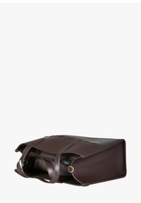 Bolso tote de cuero marrón con asas dobles, abertura superior sin cierre y un bolsillo interior con cremallera. Presenta letras en relieve en la parte delantera.