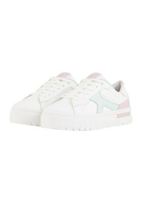Sneakers bianchi con superficie testurizzata, accenti verde menta e rosa pastello, punta rotonda, suola spessa con righe e design con lacci.