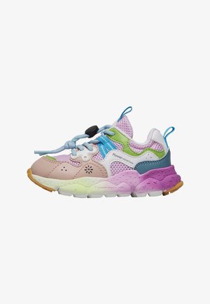 Bunte Sneaker aus Mesh- und Lederstoffen in den Farben Rosa, Grün und Blau. Robuste Sohle mit strukturierten Akzenten.