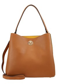 Bolso de mano de cuero marrón con una superficie texturizada, un broche circular dorado y un interior amarillo en contraste. Presenta una correa larga y una forma estructurada.