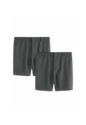 To par mørkegrå skræddersyede shorts med bæltestropper og forlommer, vist mod en ensfarvet hvid baggrund.