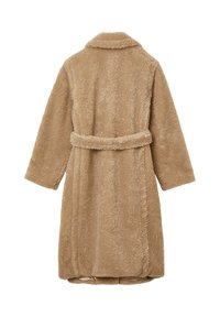 Accappatoio in pile di colore beige, morbido al tatto, con maniche lunghe e cintura in vita. Caratteristiche principali includono un colletto sciallato e lunghezza fino a metà polpaccio.