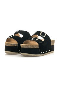 Sandalias de plataforma de ante negro con dos correas ajustables, entresuela de corcho, suela de goma y acentos metálicos a lo largo del costado.