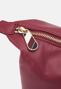 Tommy Hilfiger POPPY REFORM TOTE - Pirkinių krepšys - rouge