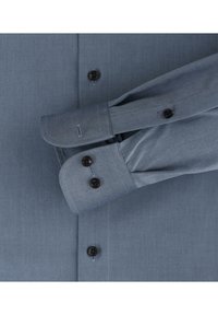 Blaues langärmliges Hemd mit glattem Stoff, zwei schwarzen Knöpfen am Ärmel und einer sauberen Detailgestaltung am Ärmel.