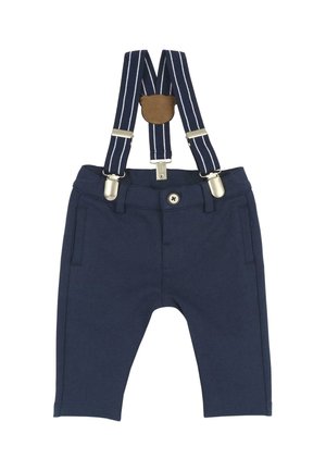 Pantalon bébé bleu marine avec poches avant et bouton, associé à des bretelles rayées bleues et blanches fixées par des clips argentés et un patch en cuir marron.