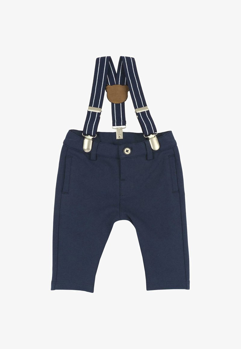 Pantalon bébé bleu marine avec poches avant et bouton, associé à des bretelles rayées bleues et blanches fixées par des clips argentés et un patch en cuir marron.