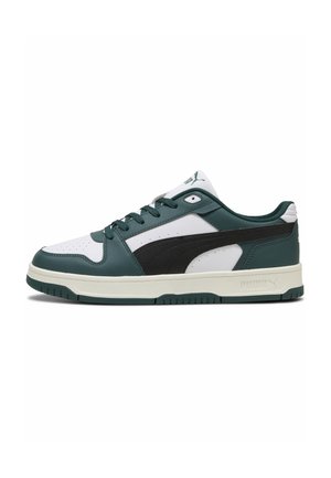 Low-top sneaker met witte, donkergroene en zwarte leren panelen, cremekleurige zool, zwart Puma-logo en donkergroene veters, zijaanzicht.