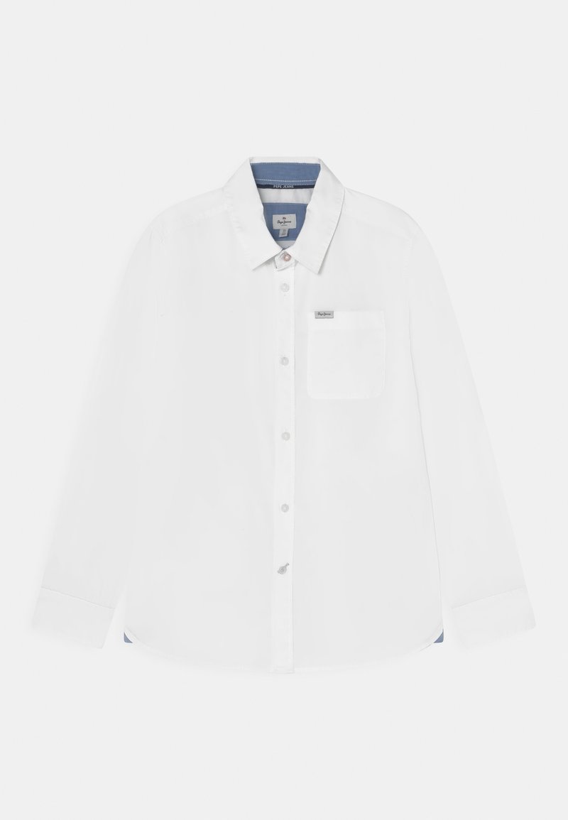 Biała koszula z długim rękawem, z zapięciem na guziki, jedna kieszeń na piersi, kontrastujący niebieski wewnętrzny kołnierz oraz gładka bawełniana tkanina.