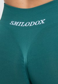 Smilodox MARIA SOLID SHORTS SCRUNCH KURZE HOSE SEAMLESS - Tights - dunkel grün