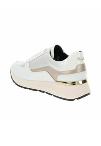 Sneaker bianco con accenti metallici dorati e beige, tomaia testurizzata, suola spessa e design con lacci. Presenta un dettaglio con il marchio sul tallone.
