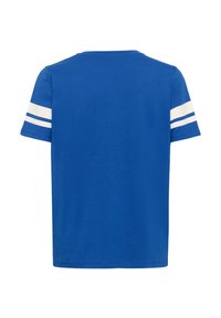 T-shirt bleu en coton avec un col rond, des manches courtes et deux rayures blanches sur chaque manche. Design simple, couleur unie.