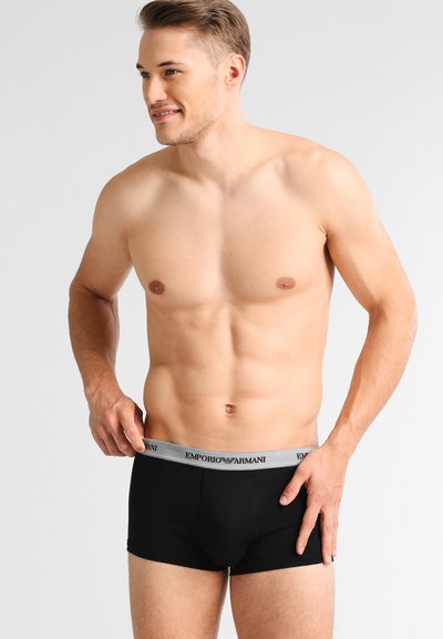 Boxeri negri din material fin, cu talie elastică gri pe care este inscriptionat logo-ul "Emporio Armani", design ajustat și fără modele vizibile.