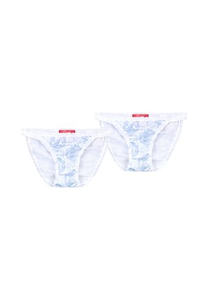 Weiße Baumwollunterwäsche mit einem hellblauen Blumenmuster und einem Rüschensaum. Zwei Teile enthalten, mit einem roten Markenetikett.