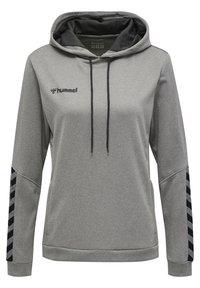 Grå hoodie med en texturerad tyg, prydd med en svart logotyp på vänster bröst och svarta och vita chevronränder på ärmarna.