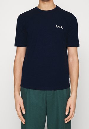 Marineblå bomulds t-shirt med korte ærmer, der har et hvidt "BALR." logo på brystet. Stoffet ser glat og let ud.