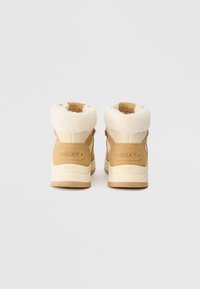 Καφέ σουέτ μποτάκια μέχρι τον αστράγαλο με λευκό ψεύτικο γούνινο κολάρο, μπεζ λεπτομέρειες, επενδυμένο εσωτερικό και λογότυπο στη φτέρνα. Κλείσιμο με φερμουάρ στο πλάι.